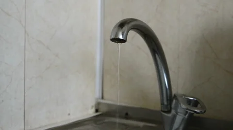 A small stream of water from the tap 動画素材 49195614