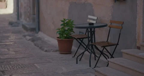 Small table and chairs on stone street in Bale, Istria Vídeo Stock 334032595