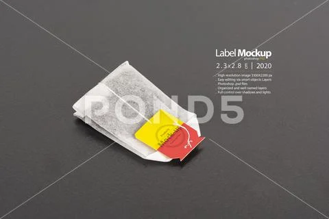 A small tea bag on dark background mock-up series Modello PSD