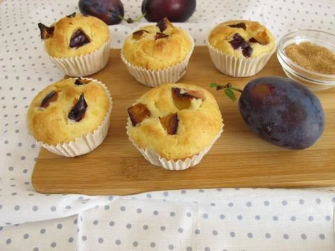 Small teacakes with plums Stock-Fotos
