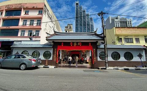 Small temple in the gap of the building Foto stock