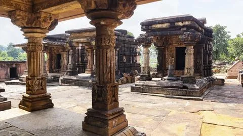 Small temples aligned in front of the Baradari in the Kuti Group of Temples.. Foto stock