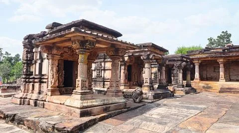 Small temples aligned in a row in front of the Baradari in the Kuti Group o.. Foto stock