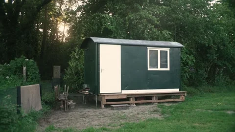 Small tiny home, shed size in a yard. Video stock 276218215