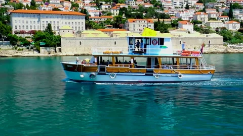A small touristic boat is entering into old port in Dubrovnik, Croatia Video stock 140432006