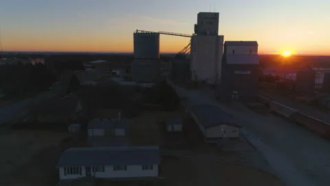 Small town grain elevator aerial at sunrise Vídeo Stock 171724759