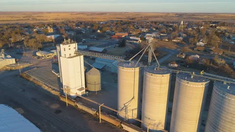 Small town grain elevator storage facility drone view Vídeo Stock 170770591