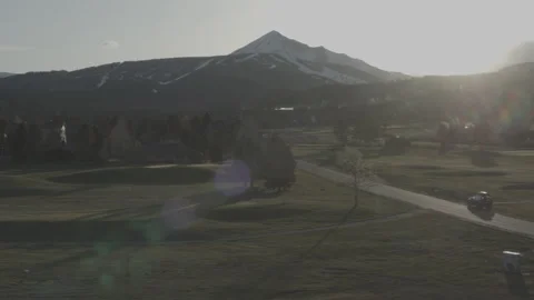 Small Town Road Pan to Big Sky Mountain Stockbeeldmateriaal 248724923
