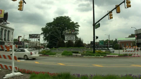 SMALL TOWN TRAFFIC CIRCLE 스톡 동영상 26498619