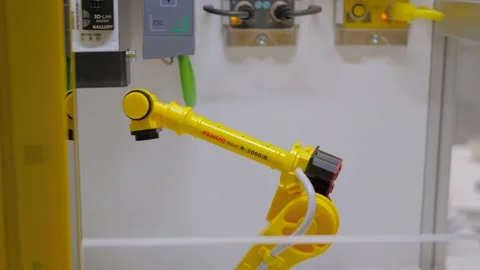 Small toy model of industrial robot arms - FANUC R-2000 at robot exhibition Vidéo 144474198