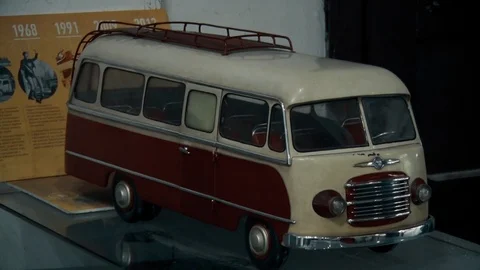 A small toy from an old retro van Vídeo Stock 112759237