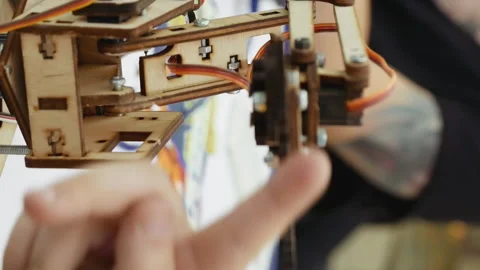 Small toy robotics robot arm in action 스톡 동영상 91148590