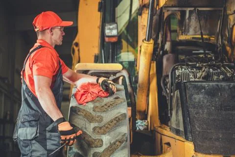Small Tractor Bulldozer Engine Repair.  库存照片
