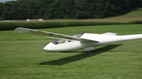 Small two person glider taking off behind airplane Vídeo Stock 27717453