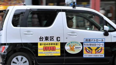 A small van moving on the streets in Tokyo Japan Vídeos de archivo 121391388