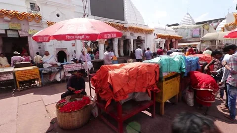 Small vendor shops remain close at Baidyanath Dham temple Vídeo Stock 142735502