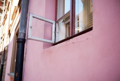 Small ventilation window and pink wall in Warsaw Foto stock