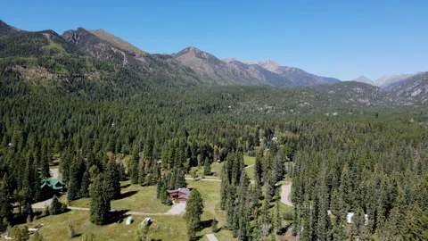 Small village in pine tree area with green mountain in southwest Colorado, USA. Stock-Footage 314766659