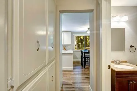 Small walk-through with built-in cabinets and exit to bathroom Fotos de archivo