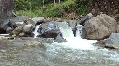 Small watefalls on big river flowing among big rocks Video stock 124040061