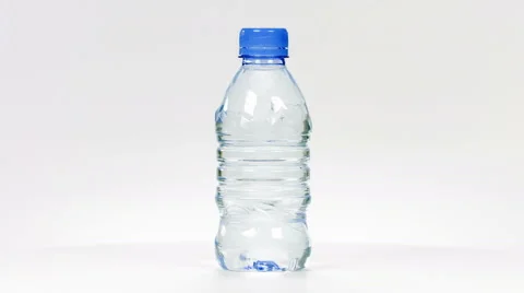 Small water plastic bottle rotates on a white background. Vídeo Stock 61167681