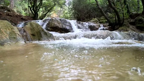 Small waterfall from above and below surface with bubbles Vídeos de archivo 143373565
