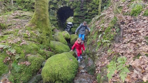 Small waterfall in the Cumbrian Lake District, just outside the village of .. 库存影片 237362281