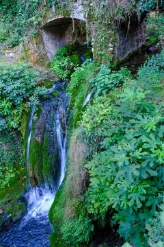Small waterfall, before entering through the vault Foto stock