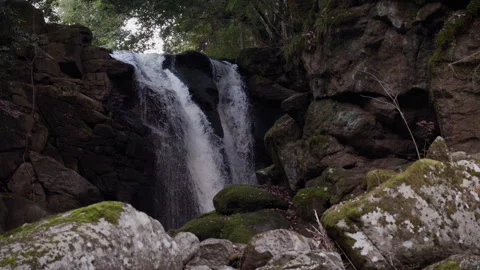 A small waterfall in the evening Vidéo 334032621