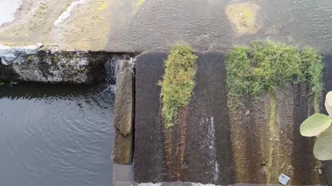 Small Waterfall Flowing Over Concrete Drain Structure 库存影片 330325581