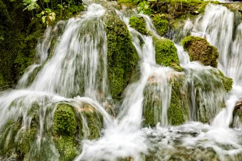 Small waterfall flows over moss-covered stones in Plitvice Lakes National Park Foto stock