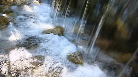 Small waterfall Vídeos de archivo 8925098