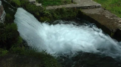 A small waterfall Vídeos de archivo 49131598
