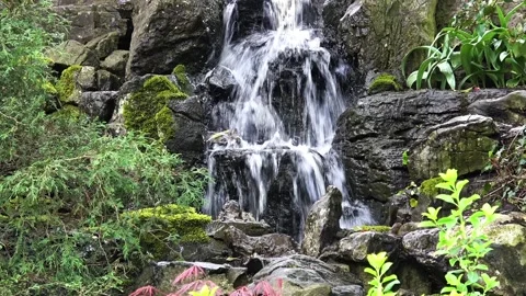Small waterfall Vídeos de archivo 90747776