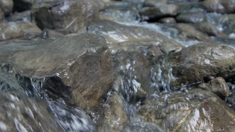 Small waterfall Stockbeeldmateriaal 104954797