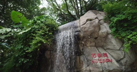 Small Waterfall inside the Aviary in Kowloon Park in Hong Kong Stockbeeldmateriaal 282508831