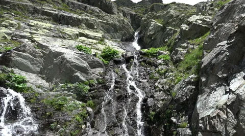 Small waterfall in the mountains 4K Vídeo Stock 67944716