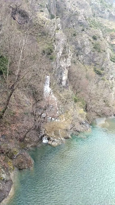 Small waterfall in the mountains above the river Vídeos de archivo 303759289