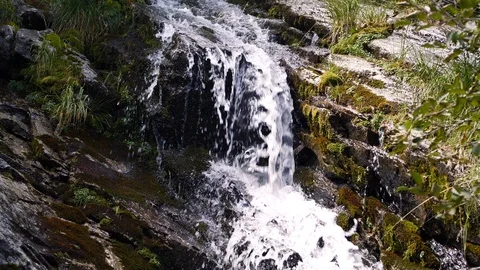 Small waterfall in the mountains Vidéo 97062193