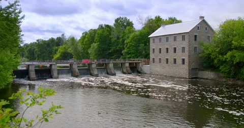 Small Waterfall Next to Watson's Mill Vidéo 64969341
