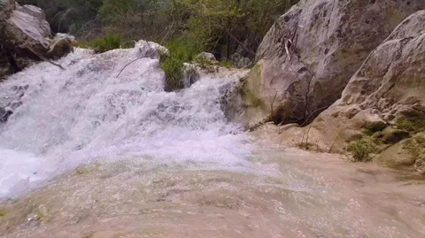 Small waterfall slow motion 스톡 동영상 105748512