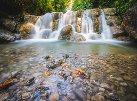 Small waterfall with stones in foreground Stockfoto's