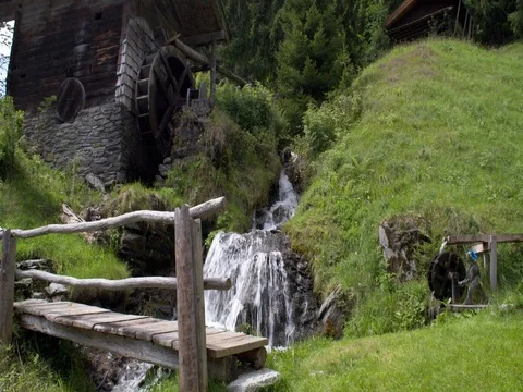 Small waterfall streaming down a mountain in Austria Vidéo 82111842