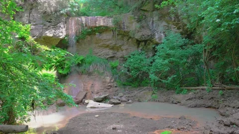 A small waterfall in the woods Vídeos de archivo 130184248