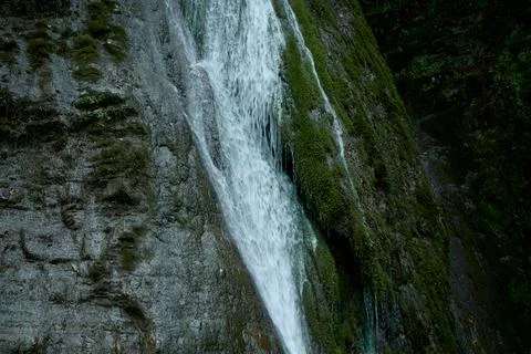 Small waterfalls flow down the rocks. Mountain stream with clear water. Foto stock