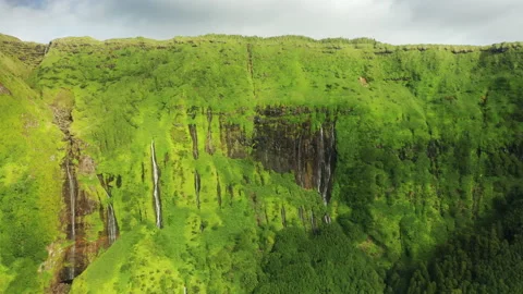 Small waterfalls flowing down cliffs of Poco Ribeira do Ferreiro, Alagoinha Stockbeeldmateriaal 153256912