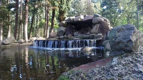 Small watherfall in a garden Video stock 97350346