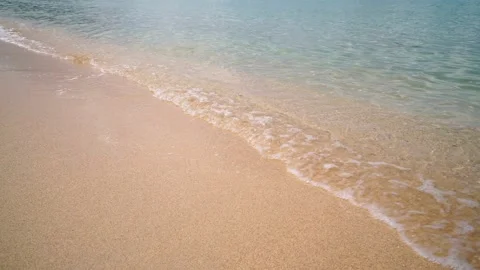 Small wave, Soft wave on sand beach, Ocean Wave On Sandy Beach Vídeo Stock 207720359