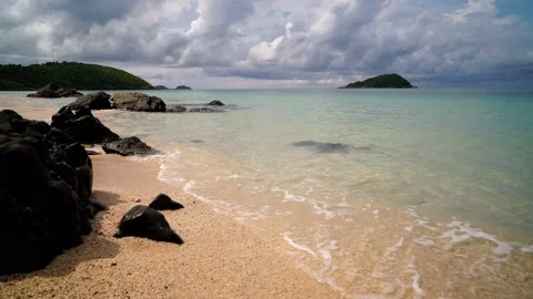 Small wave, Soft wave on sand beach, Ocean Wave On Sandy Beach Vídeo Stock 207724392