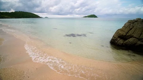 Small wave, Soft wave on sand beach, Ocean Wave On Sandy Beach Vídeo Stock 207724840